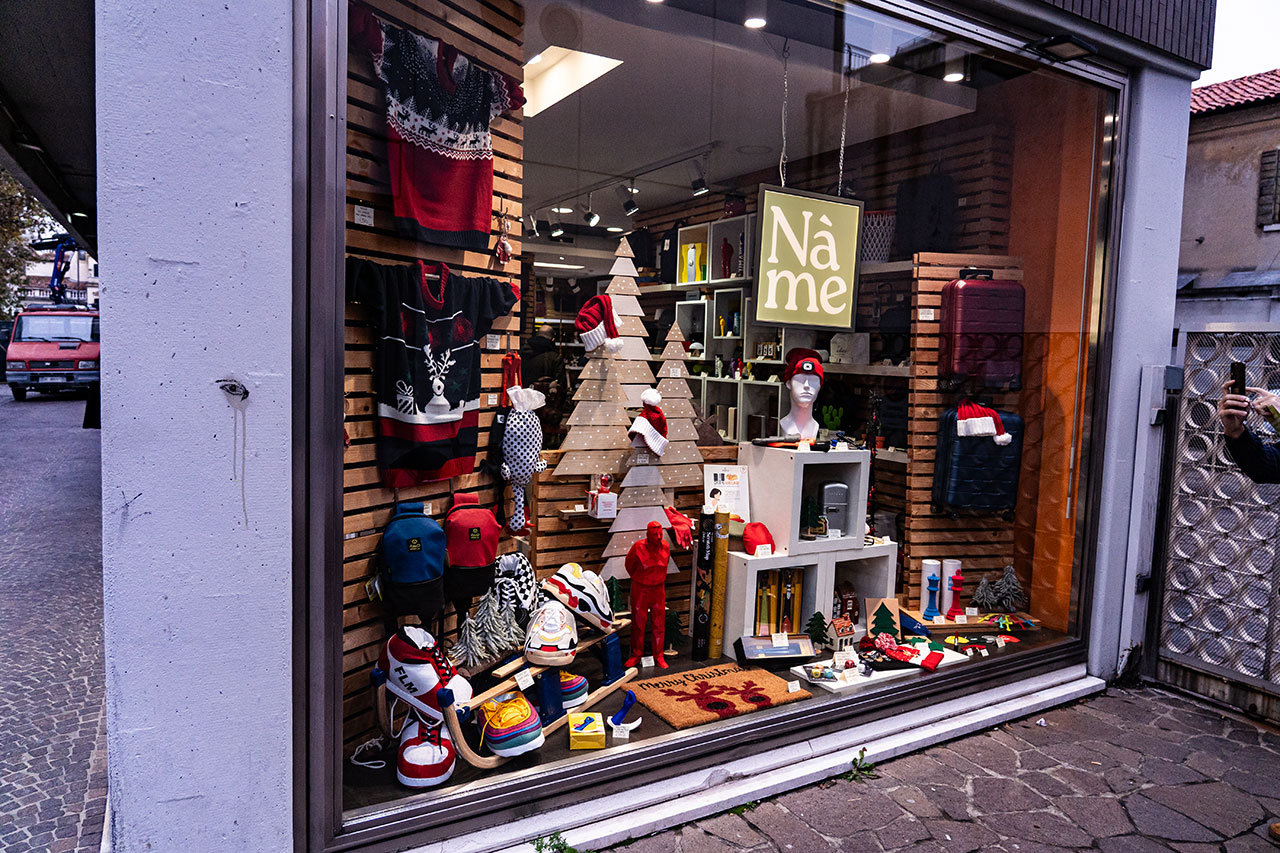 07-12_NAME-STORE-142